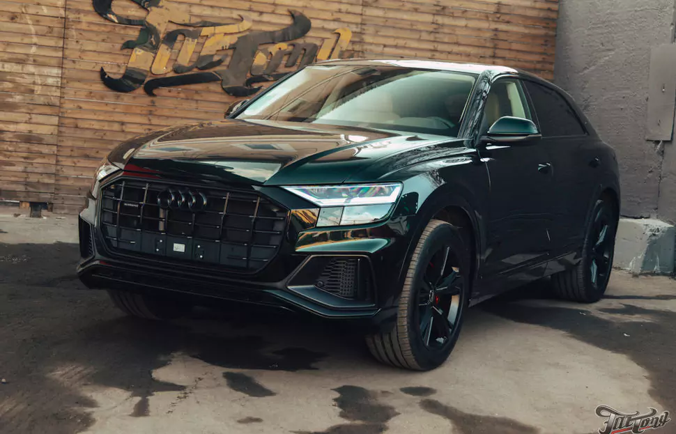 Месяц работы над новым Audi Q8, который 2 года простоял в Дубае! Оклейка в цветной полиуретан с проемами, окрас дисков и фирменный шиномонтаж, окрас суппортов в candy с лого, антихром, детейлинг